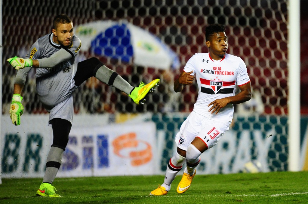 Atacante colombiano do São Paulo anotou o último gol da vitória por 3 a 0 sobre a Ponte Preta (foto: Sergio Barzaghi/Gazeta Press)