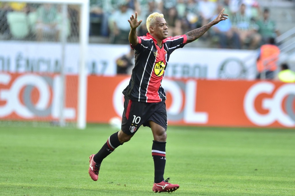 Marcelinho Paraíba fez dois gols e empatou o jogo no primeiro tempo (Foto: Fernando Dantas/Gazeta Press)