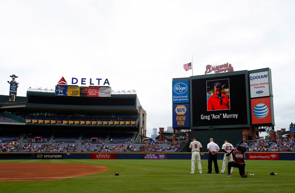 O Atlanta Braves prestou uma homenagem a Greg, morto após cair da arquibancada no sábado (foto: Kevin C. Cox/AFP)