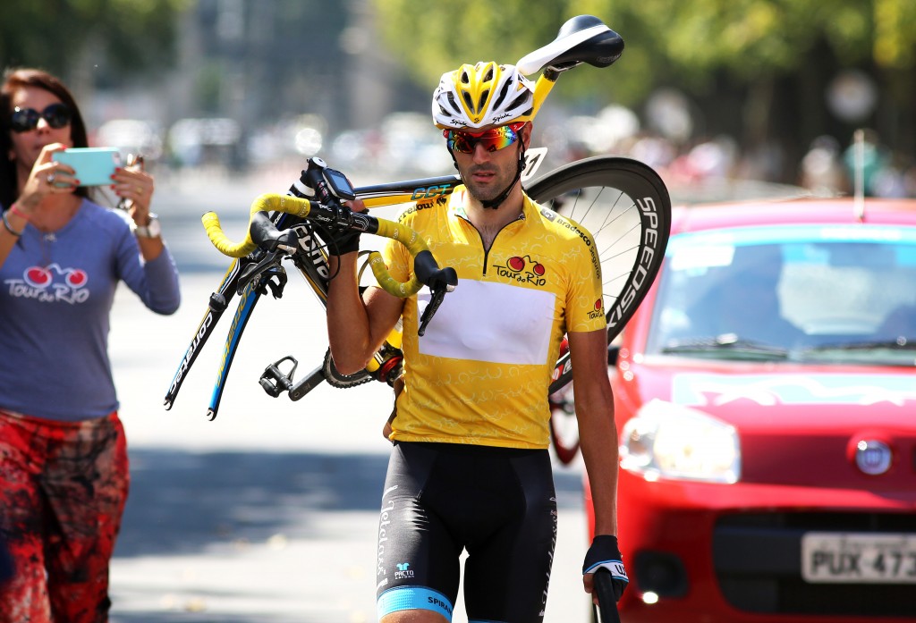 A bicicleta quebrou na queda, e o atleta precisou carregá-la até a linha de chegada (foto: Fernando Maia/Divulgação)