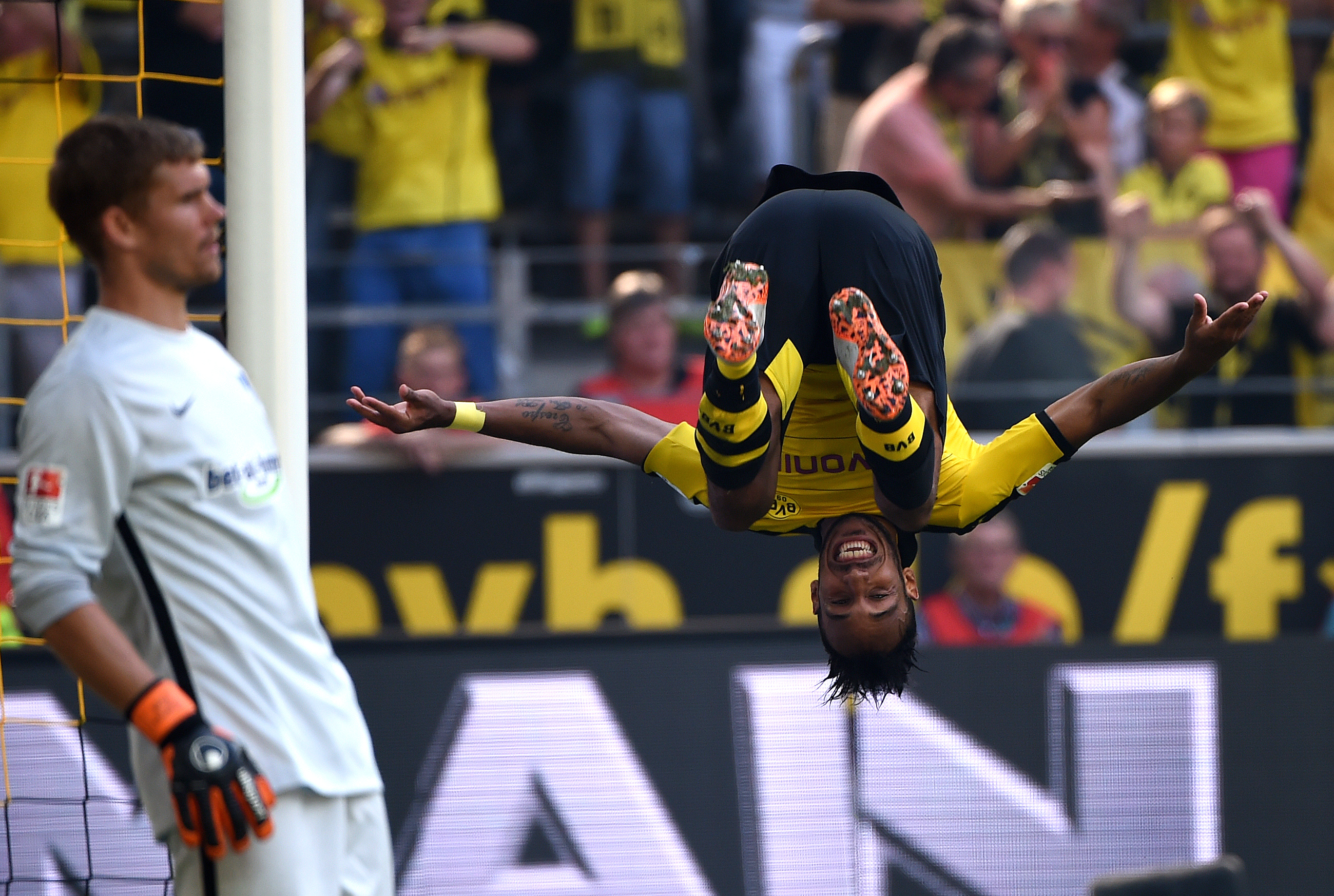 Aubameyang faz comemoração característica após ampliar placar (Foto: Patrik Stollarz/AFP)