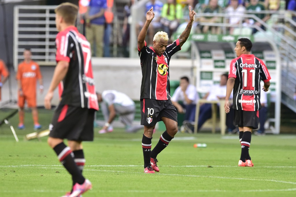 O Joinville conseguiu reagir aos dois gols marcados pelo Palmeiras, mas sofreu o terceiro no segundo tempo (Foto: Fernando Dantas/Gazeta Press)