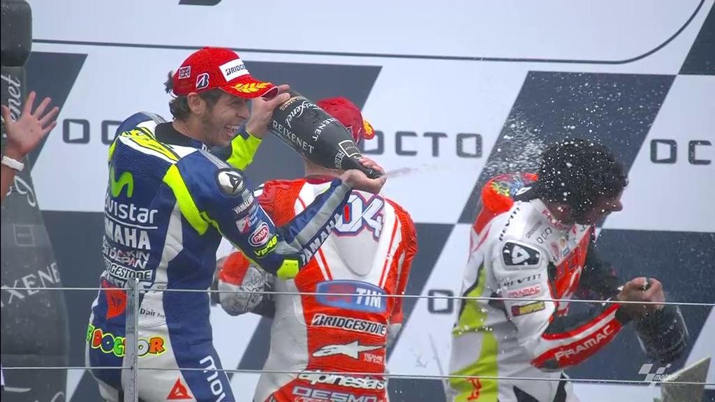 Valentino Rossi venceu na Inglaterra em podio 100% italiano (Foto: Divulgação)