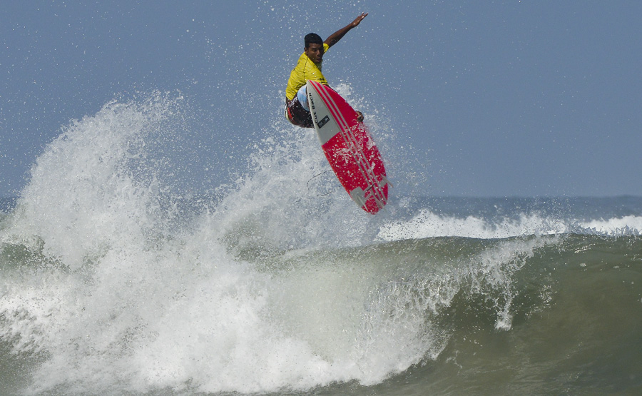Elivelton Santos aposta nos aéreos para alcançar a elite do surfe mundial (Foto: ISA)