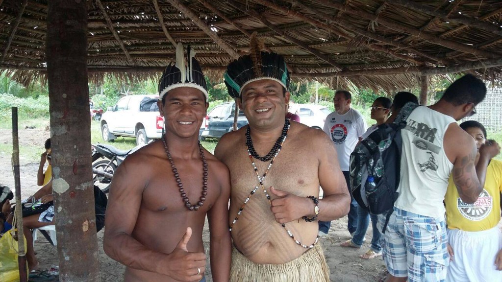 O surfista Elivelton Santos (à esquerda) é da tripo potiguara e vive na Aldeia Forte, em Baía da Traição (Foto: Acervo Pessoal)