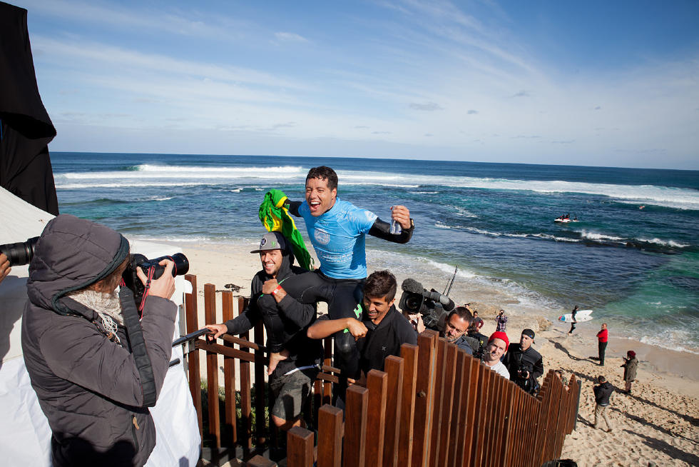 Mineirinho é carregado por Miguel Pupo: brasileiros transferiram para o WCT espírito de equipe (Foto: Reprodução)