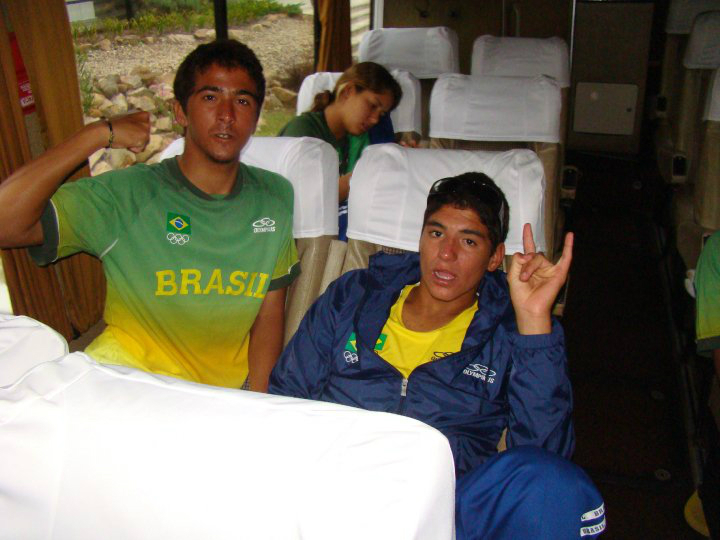 Miguel Pupo e Gabriel Medina (d) competiram pelo Brasil na base, caminho quase impossível para nova geração (Foto: Acervo Pessoal)