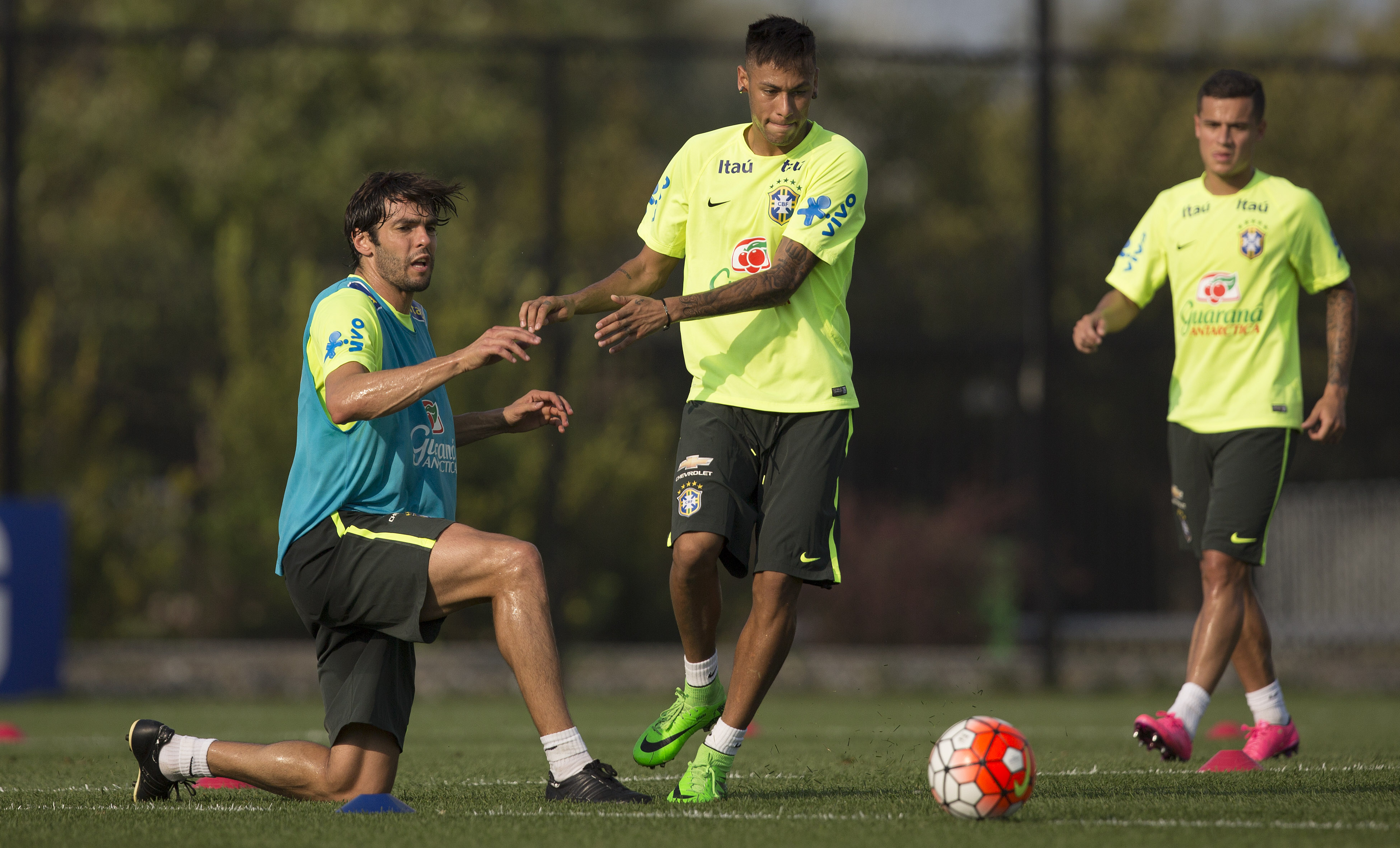 Kaká pode trazer experiência ao meio-campo do Brasil, que ainda conta com Neymar para os amistosos (Foto: Leo Correa/Mowa Press)