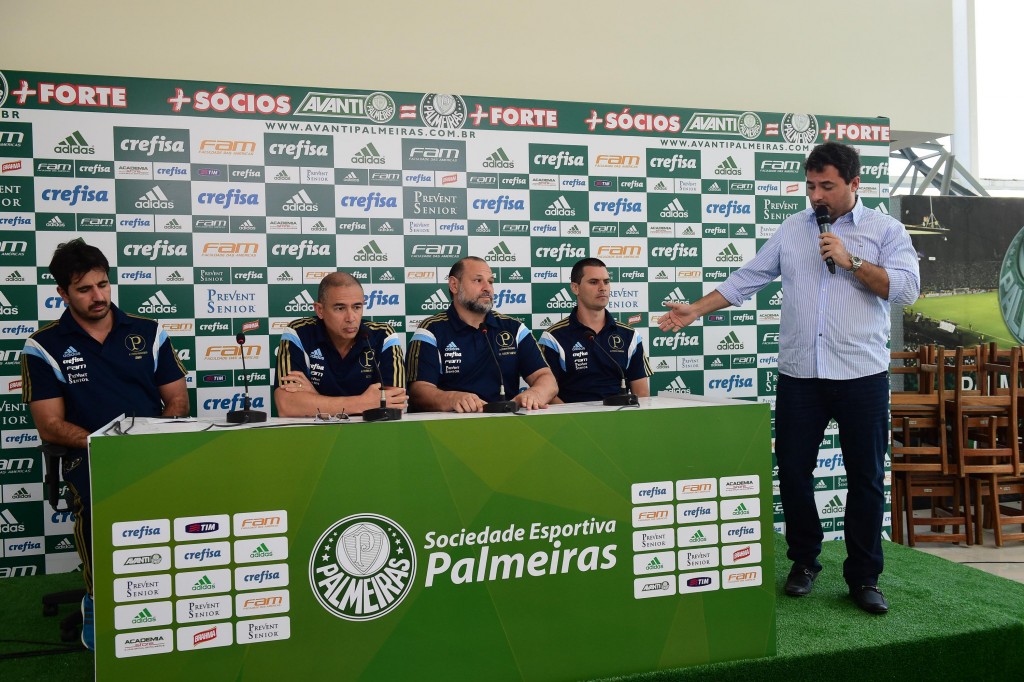 O diretor de futebol Alexandre Mattos defendeu a comissão técnica (Foto: Djalma Vassão/Gazeta Press)
