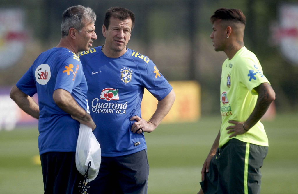 O técnico Dunga tenta achar um substituto para o atacante Neymar, suspenso para o início das Eliminatórias (Foto: Rafael Ribeiro/CBF)