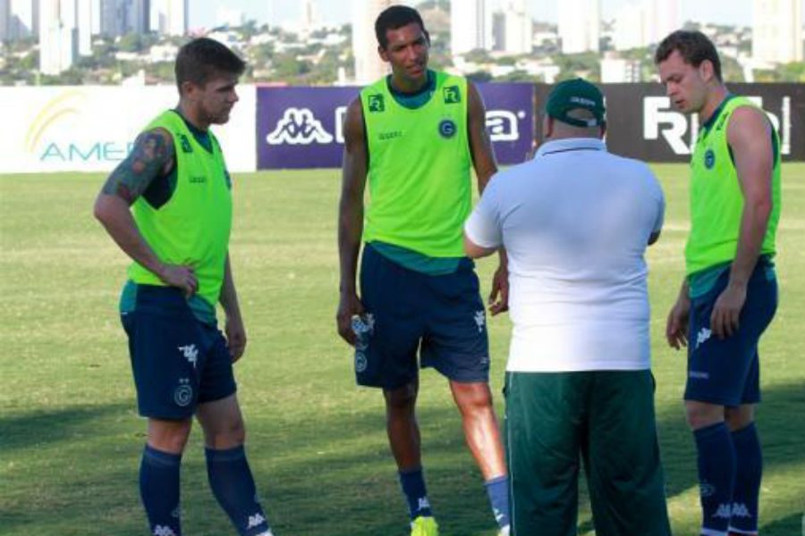 O técnico Julinho Camargo tenta retomar o caminho das vitórias no Goiás (Foto: Divulgação)