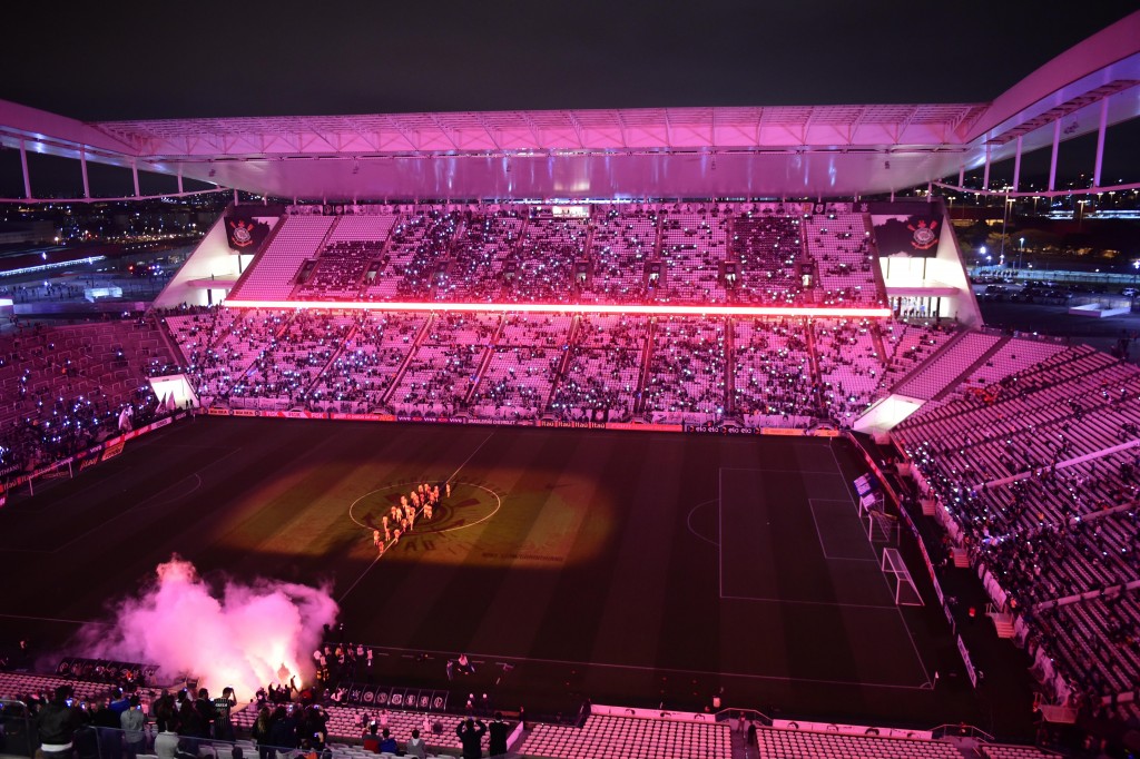 Corinthians fez pirotecnia para vender uniforme, não para celebrar 105 anos (foto: Djalma Vassão/Gazeta Press)
