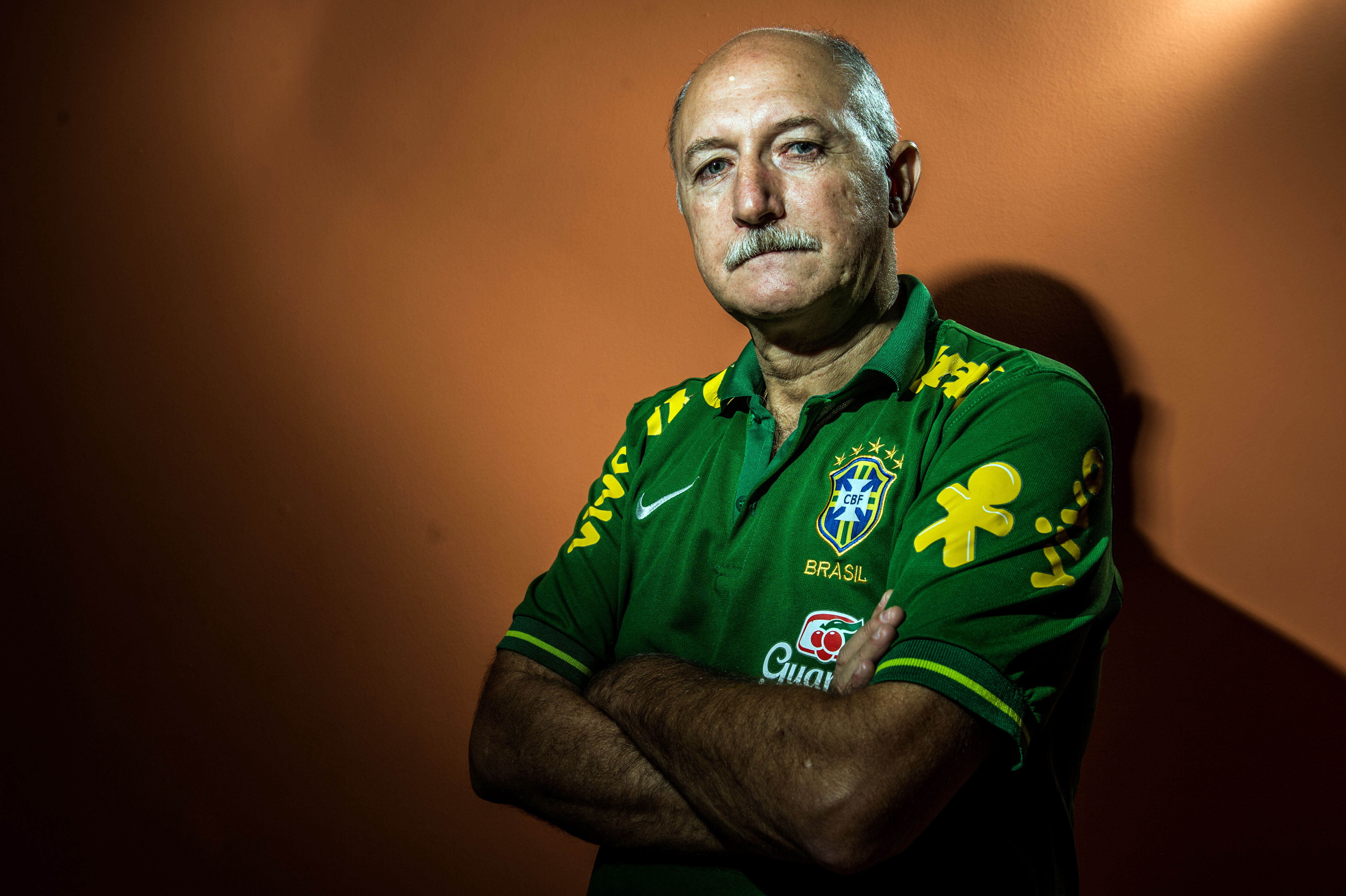 Sósia relembra acerto ao confundir jornalista na Copa e defende Felipão. Wladimir Palomo é o sósia de Felipão que fez um alerta nacional em relação aos problemas da defesa da Seleção - Foto: Fernando Dantas/Gazeta Press