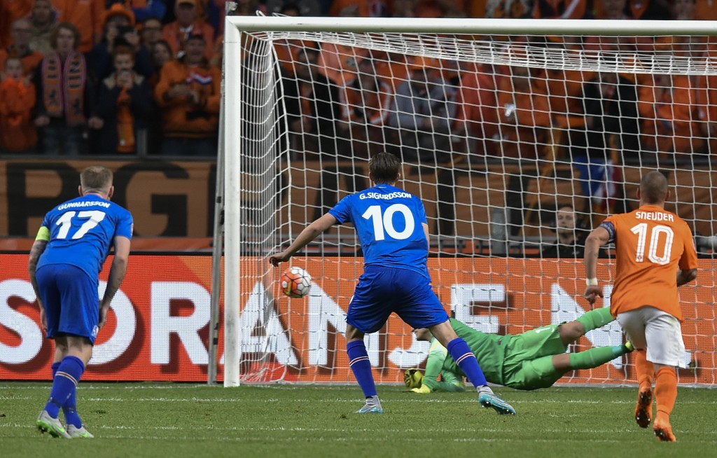 Sigurdsson deu a vitória que isolou a Islândia na liderança do grupo A (foto: John Thys/AFP)