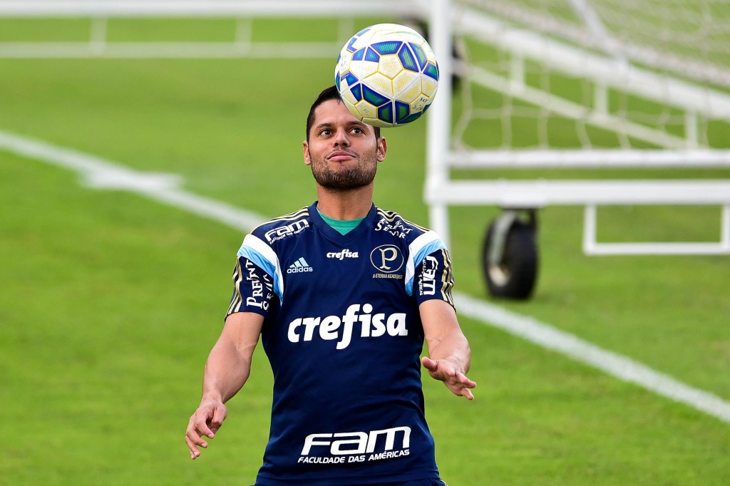 Lateral pode entrar no lugar de Egídio, que vem jogando mal (Foto: Fernando Dantas/Gazeta Press)