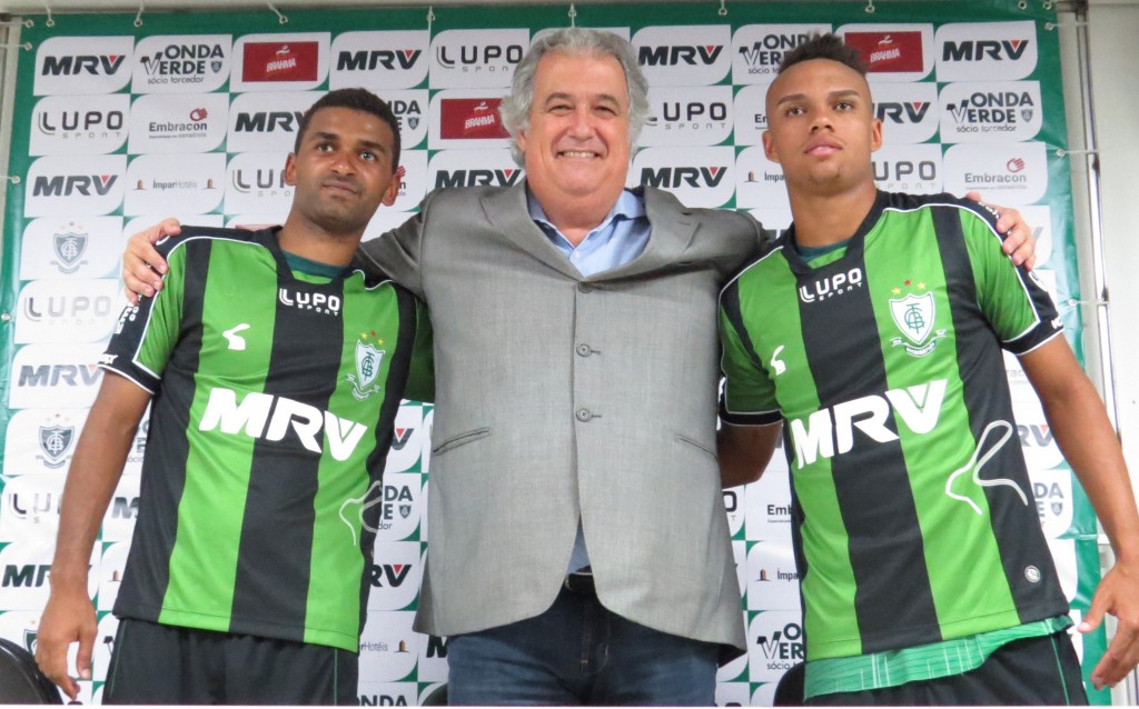 Paulinho Silva (esq.) e Pablo foram apresentados pelo diretor de futebol do clube, Osvaldo Torres (Carlos Cruz/AFC)