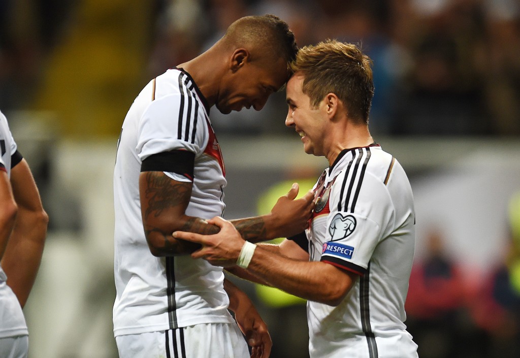 Autor de dois gols, Gotze (dir) foi o herói da revanche alemã sobre os poloneses (foto: Patrik Stollarz/AFP)