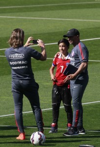 Sampaoli foi surpreendido por um de seus jovens fãs (foto: Claudio Reyes/AFP)