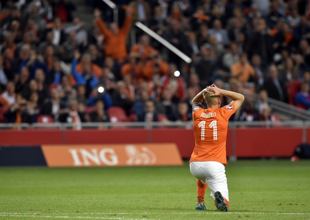 O atacante holandês Arjen Robben ficará longe dos gramados por quatro semanas (Foto: John Thys/AFP)