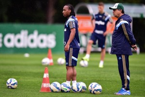 Arouca treinou normalmente durante esta semana e deve voltar à equipe (Foto: Fernando Dantas/Gazeta Press)