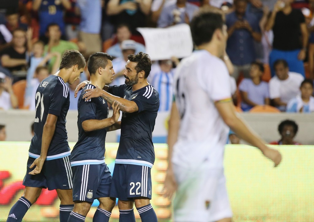 HOUSTON, TX - SEPTEMBER 04: Ezequiel Lavezzi #22 and Sergio Augero #11 of Argentina celebrate after Augero scored a goall against Bolivia during their international friendly match at BBVA Compass Stadium on September 4, 2015 in Houston, Texas.   Scott Halleran/Getty Images/AFP