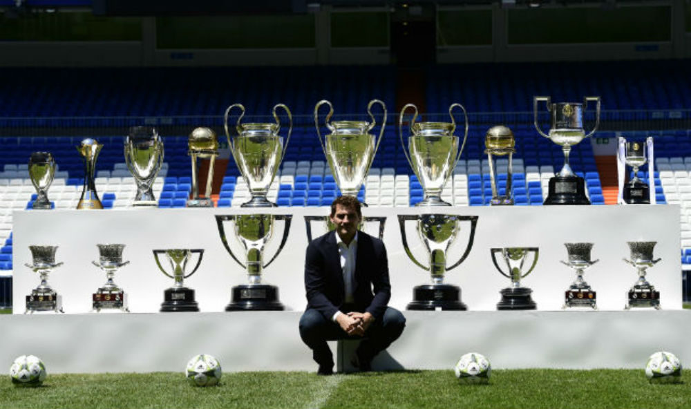 Casillas posou ao lado das taças conquistadas em última ida ao Bernabéu (Foto: Divulgação)