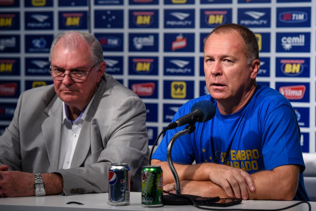 Segundo Gilvan, Mano Menezes foi o primeiro nome procurado para assumir o Cruzeiro após queda de Luxa (Foto: Pedor Vilela/Light Press)