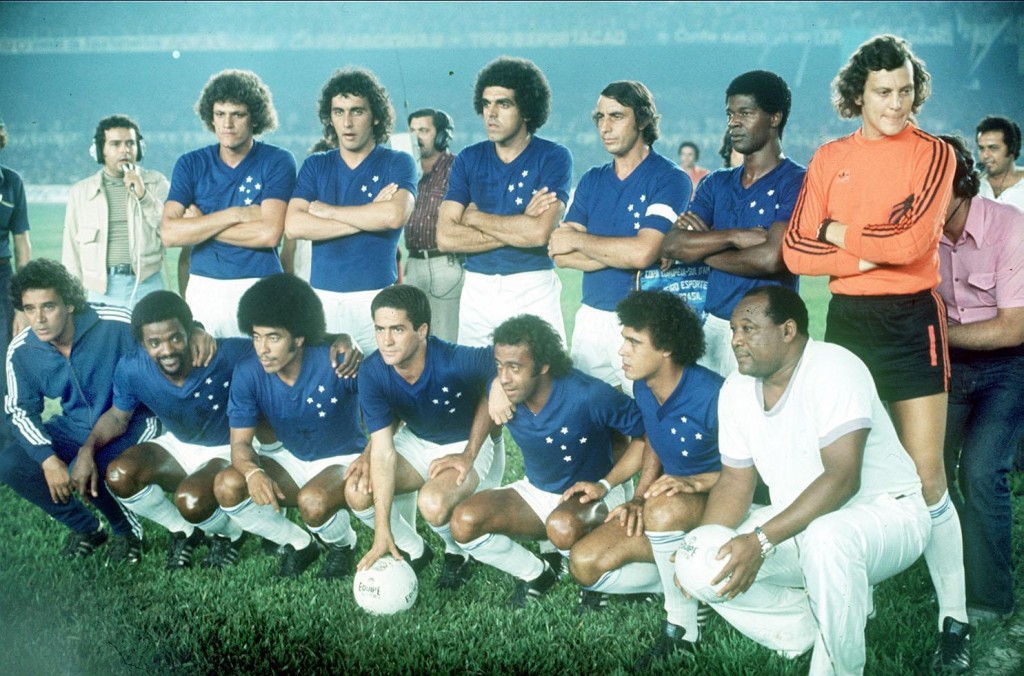 Equipe do Cruzeiro antes de final do Mundial Interclubes de 76. Em pé (da esquerda para a direita): Morais, Nelinho, Osiris, Piazza, Vanderlei e o goleiro Raul (Foto: Acervo/Gazeta Press)