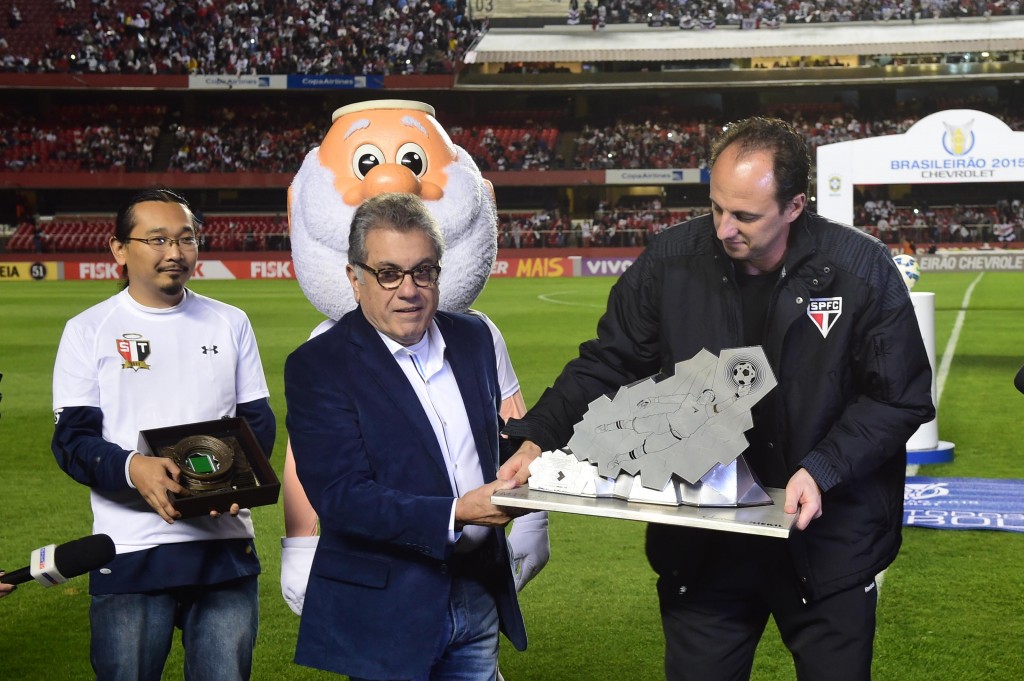 Rogério recebeu a réplica de sua defesa de 2005 das mãos do presidente Carlos Miguel Aidar (Foto: Djalma Vassão/Gazeta Press)