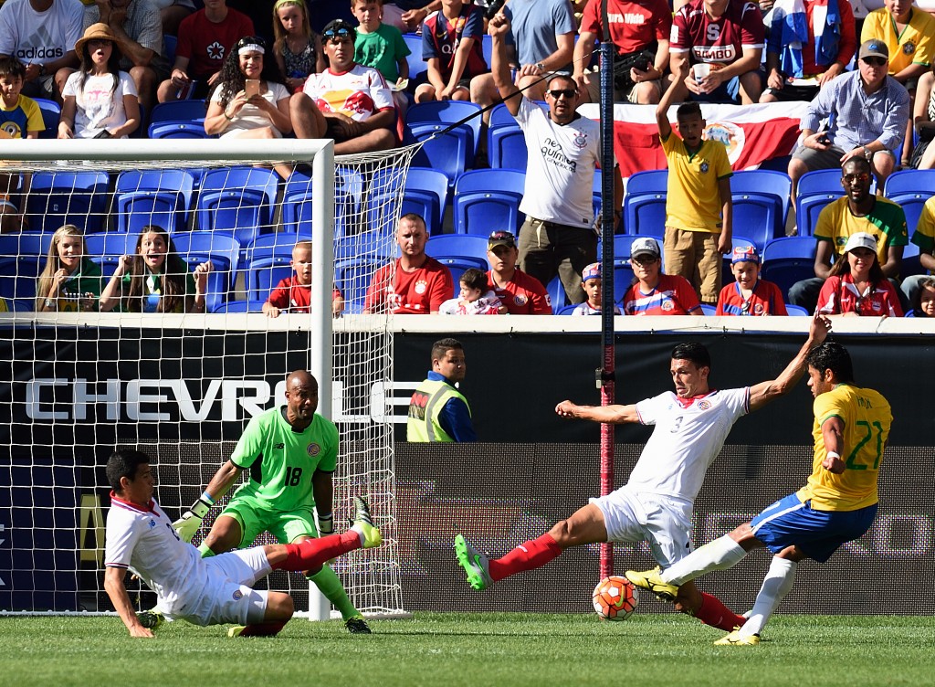Hulk usou o corpo, puxou para o pé esquerdo e marcou o gol solitário do jogo (foto: AFP)