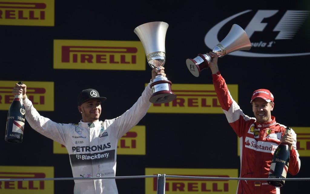 Apesar de irregularidade, Lewis Hamilton manteve a vitória em Monza. Vettel terminou em 2º (Foto: Olivier Morini/AFP)