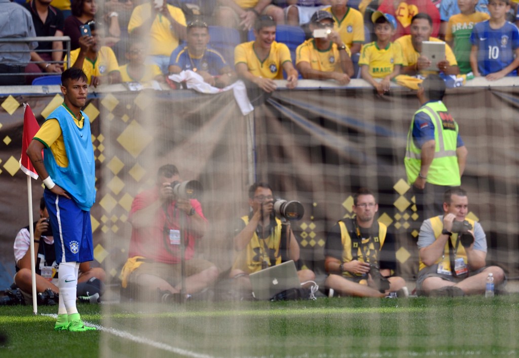 Neymar começou no banco de reservas contra a Costa Rica e entrou apenas no fim do segundo tempo (Foto: Don Emmert/AFP)