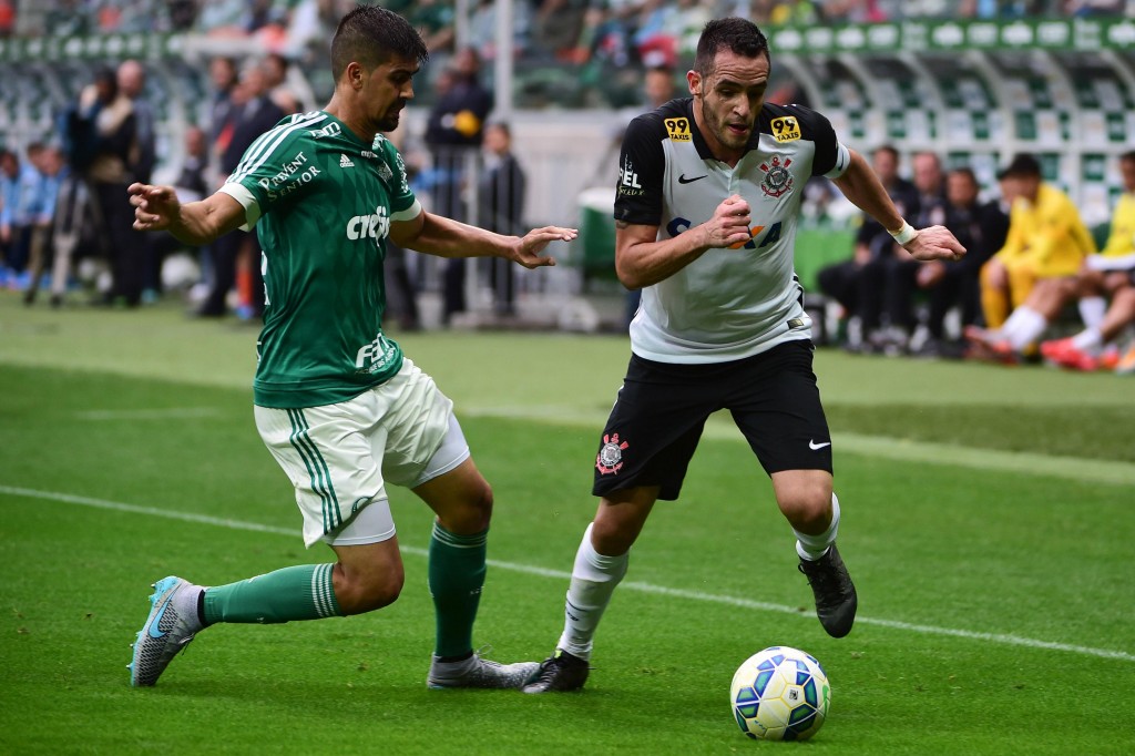 Leandro Almeida e Renato Augusto brigam pela bola no Derby. (Foto: Djlama Vassão/Gazeta Press)