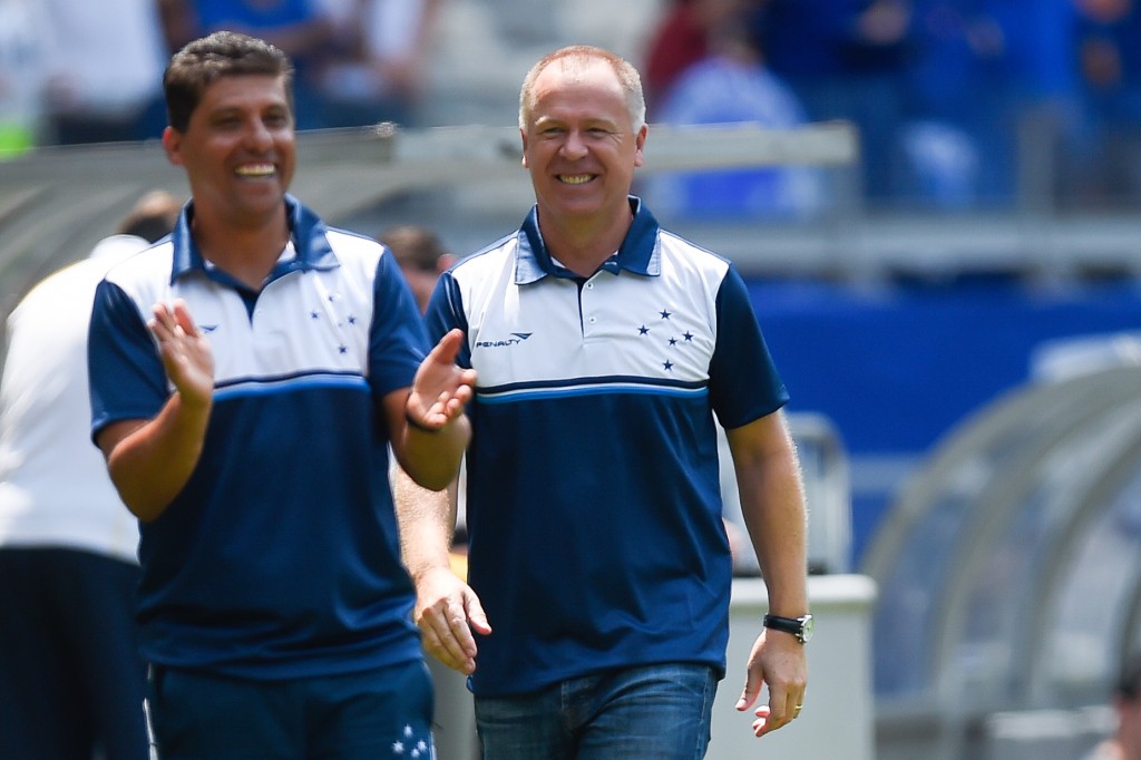 Mano Menezes estreou no Cruzeiro com goleada sobre o Figueirense (Foto: Fred Magno/Light Press/Cruzeiro)