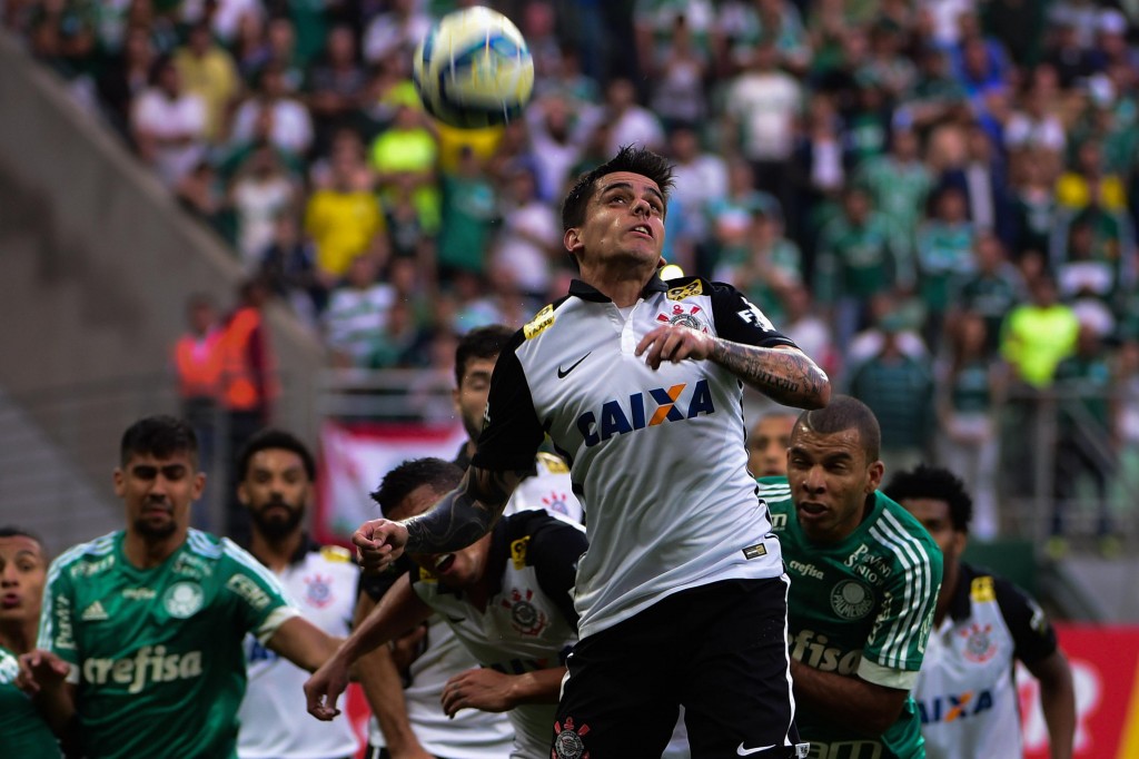 Bolas aéreas causaram desespero à defesa do Corinthians (foto: Djalma Vassão/Gazeta Press)