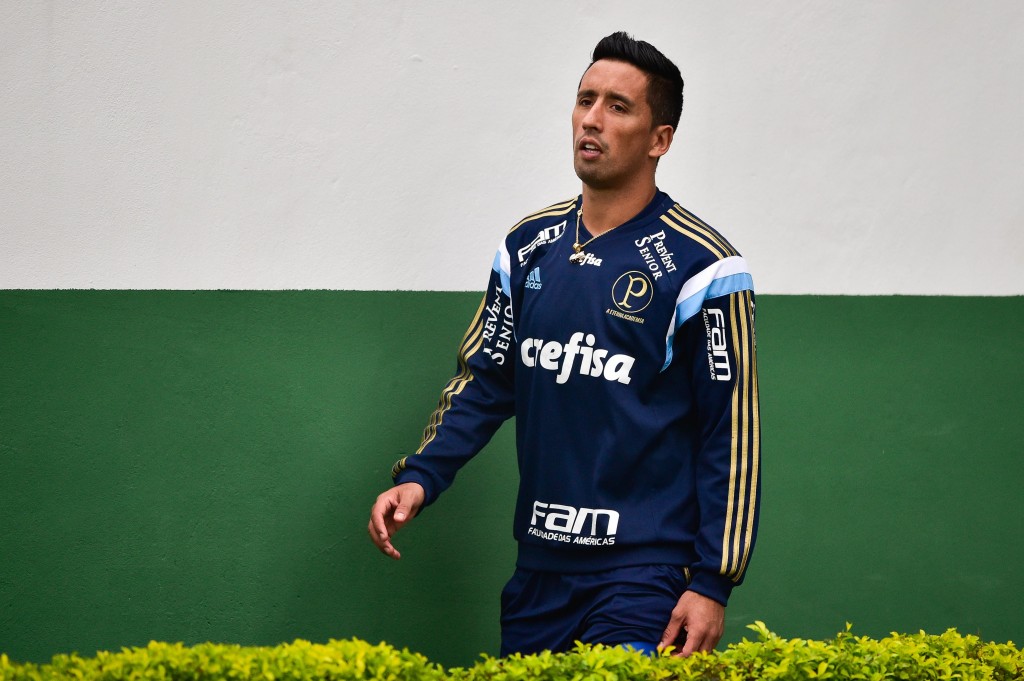 Novo camisa 10 apenas ficou se tratando e não foi ao gramado (Foto: Fernando Dantas/Gazeta Press)