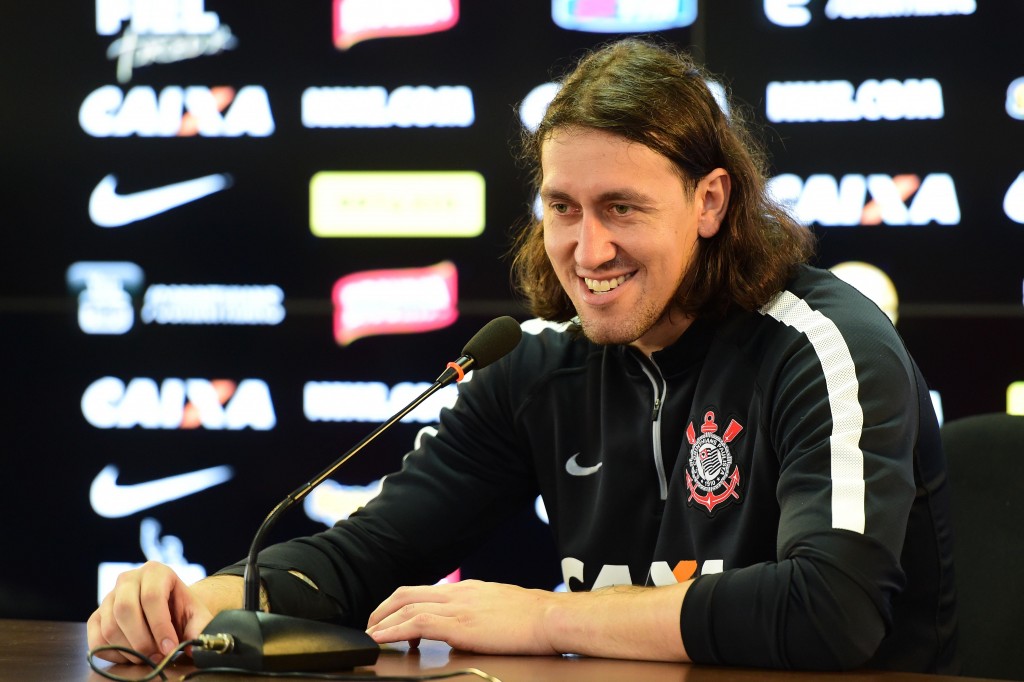 Goleiro voltou a trabalhar com um largo sorriso no rosto (foto: Sergio Barzaghi/Gazeta Press)