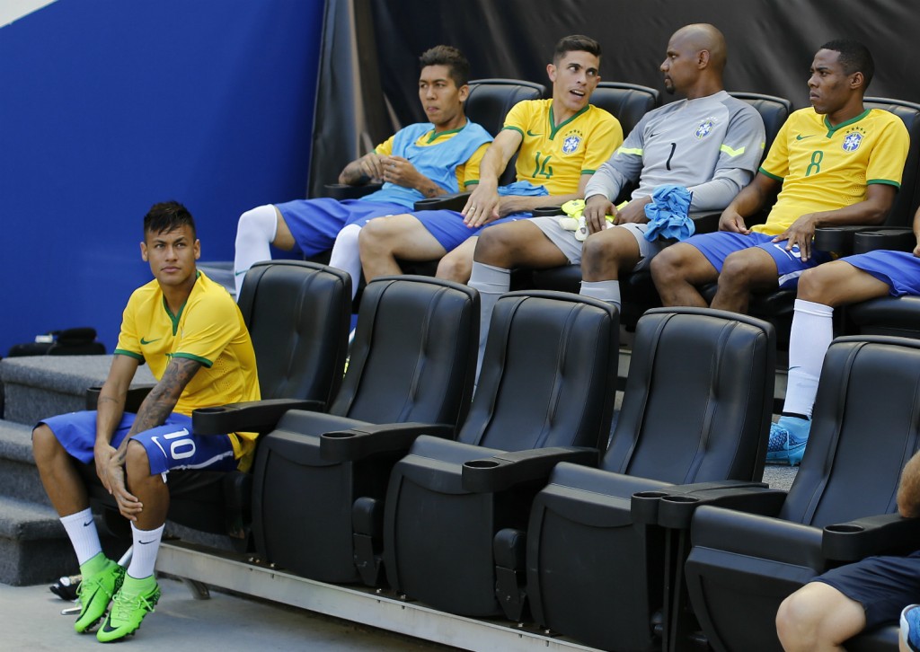 Reserva no último sábado, Neymar deve continuar esquentando banco contra EUA (Foto: Leo Correa/Mowa Press)