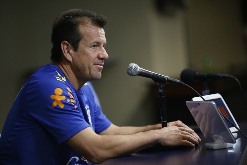 Técnico esconde formação dizendo-se em dúvida entre vencer ou fazer experimentos na Seleção (Foto: Leo Correa/Mowa Press)