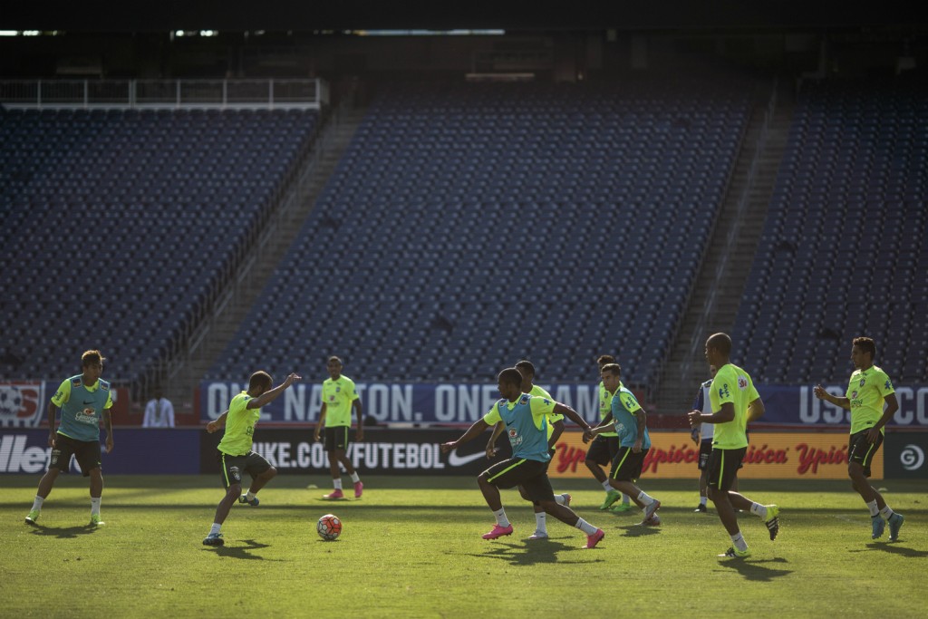 Possivelmente descaracterizada, Seleção pega Estados Unidos tentando espantar desconfiança (Foto: Leo Correa / Mowa Press)