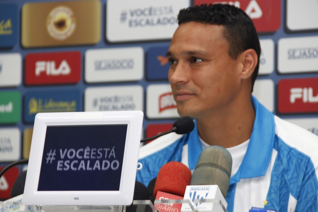 O zagueiro Emerson será desfalque contra o Atlético-MG por questões contratuais (Foto: Jamira Furlani/Avaí F.C.)