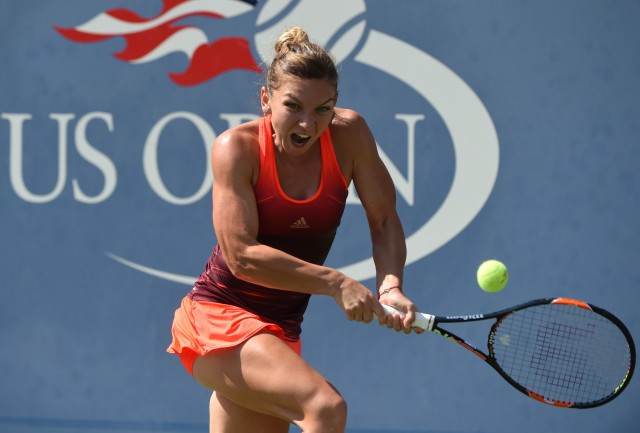 Simona Halep fez jus ao segundo lugar no ranking e garantiu vaga nas quartas de final (Foto: TIMOTHY  A. CLARY/AFP)