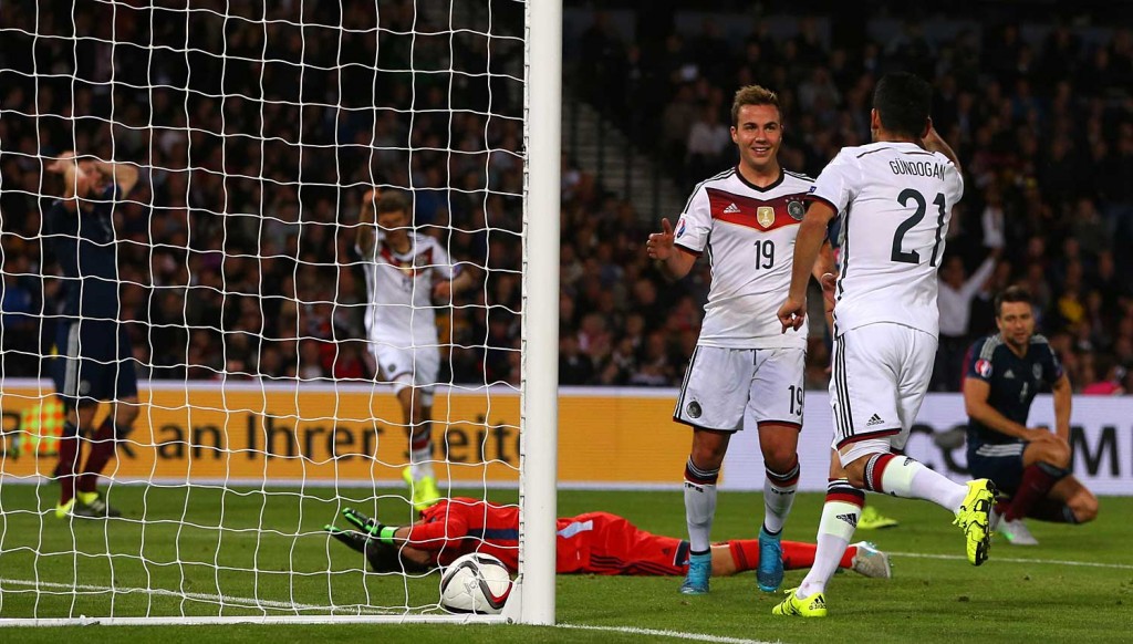 Gündogan marcou o terceiro gol da Alemanha na vitória sobre a Escócia (Foto: Ian MacNicol/AFP)