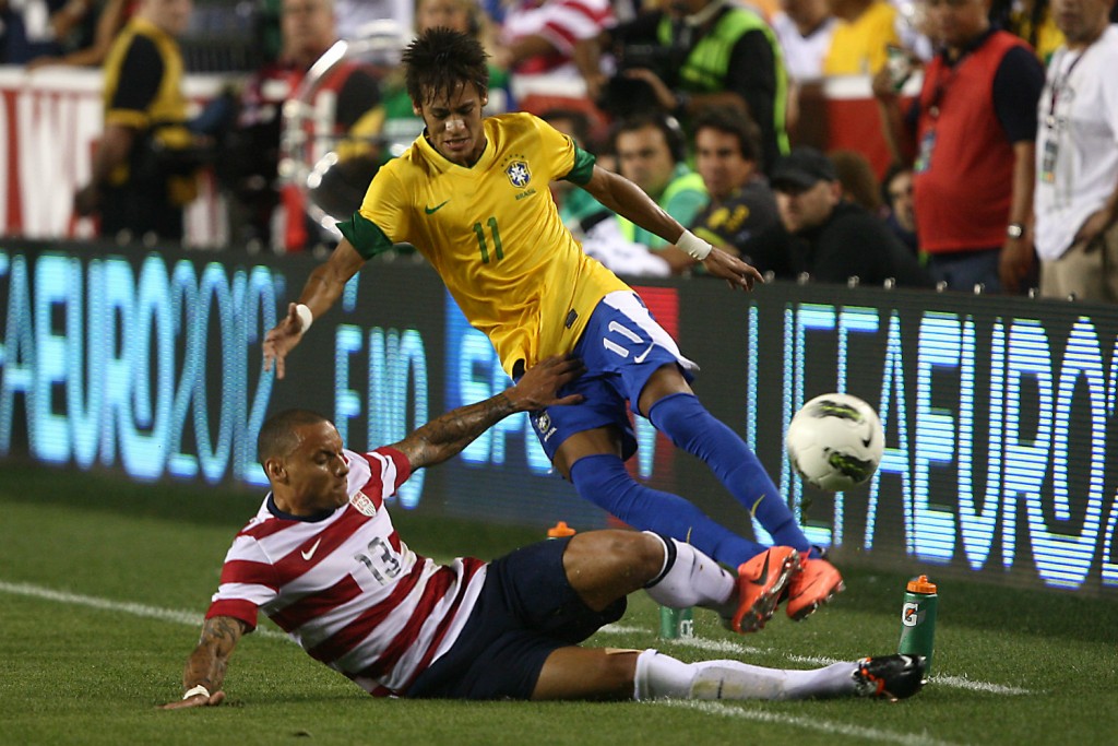 Um dos destaques do último duelo, em 2012,  Neymar desta vez fica no banco (Foto: Bruno Domingos/Mowa Press)