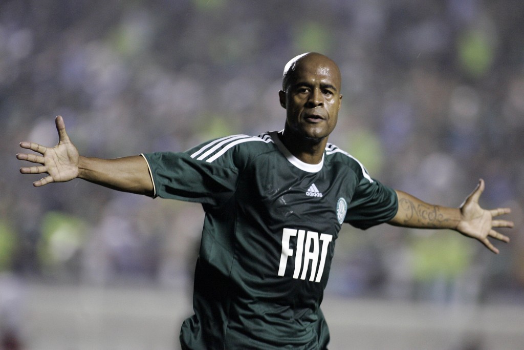 Com dois gols de falta, Marcos Assunção definiu a última vitória do time no confronto, em 29 de setembro de 2010 (Foto: Marcelo Ferrelli/Gazeta Press)