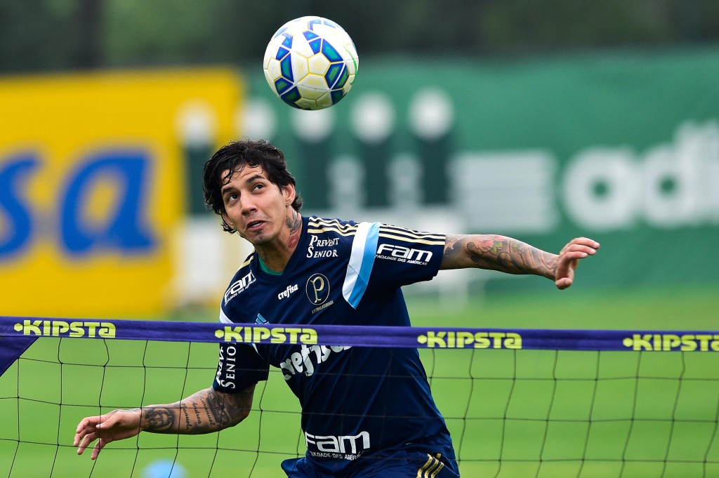 Victor Ramos treinou normalmente, sob chuva, mas não foi relacionado (Foto: Fernando Dantas/Gazeta Press)