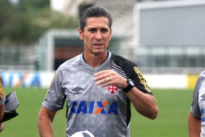 Jorginho comandou a primeira atividade com bola (foto: Paulo Fernandes/Vasco)