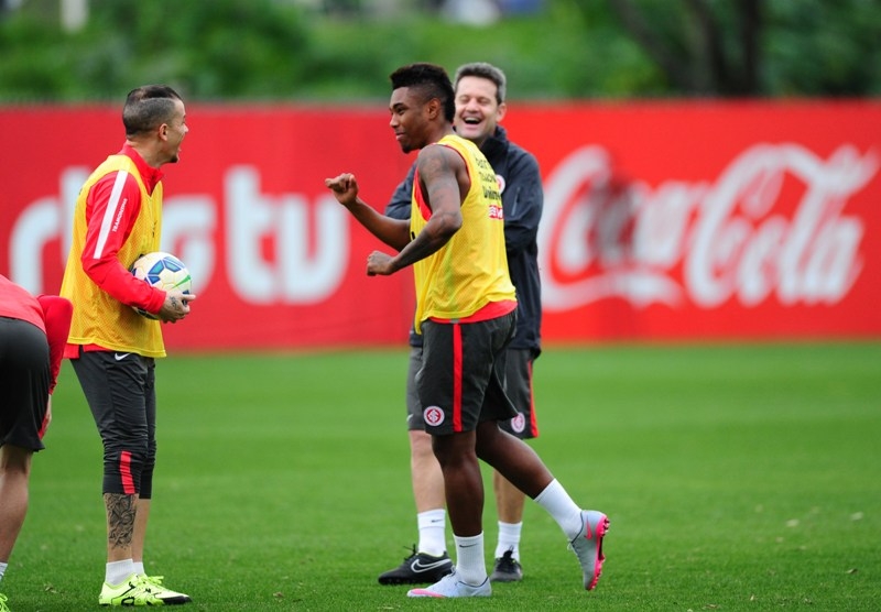 Vitinho volta de suspensão e entra na vaga de Lisandro López (Foto: Divulgação/Internacional)