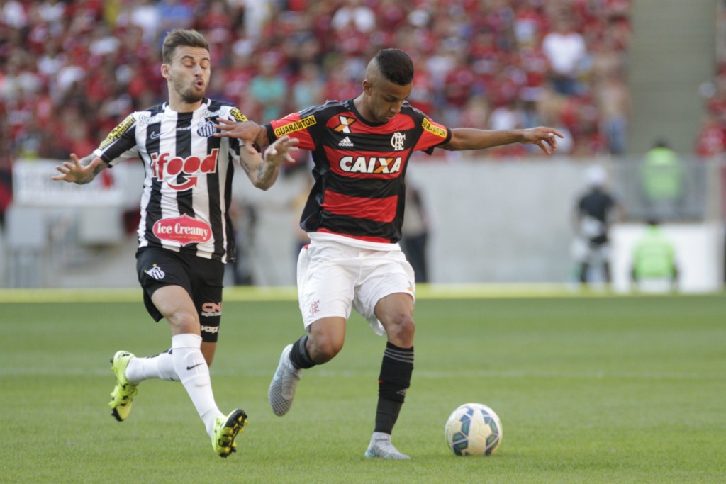 Lateral é confirmado como titular mesmo desgastado por voo durante a madrugada (Foto: Gilvan de Souza/CRF)