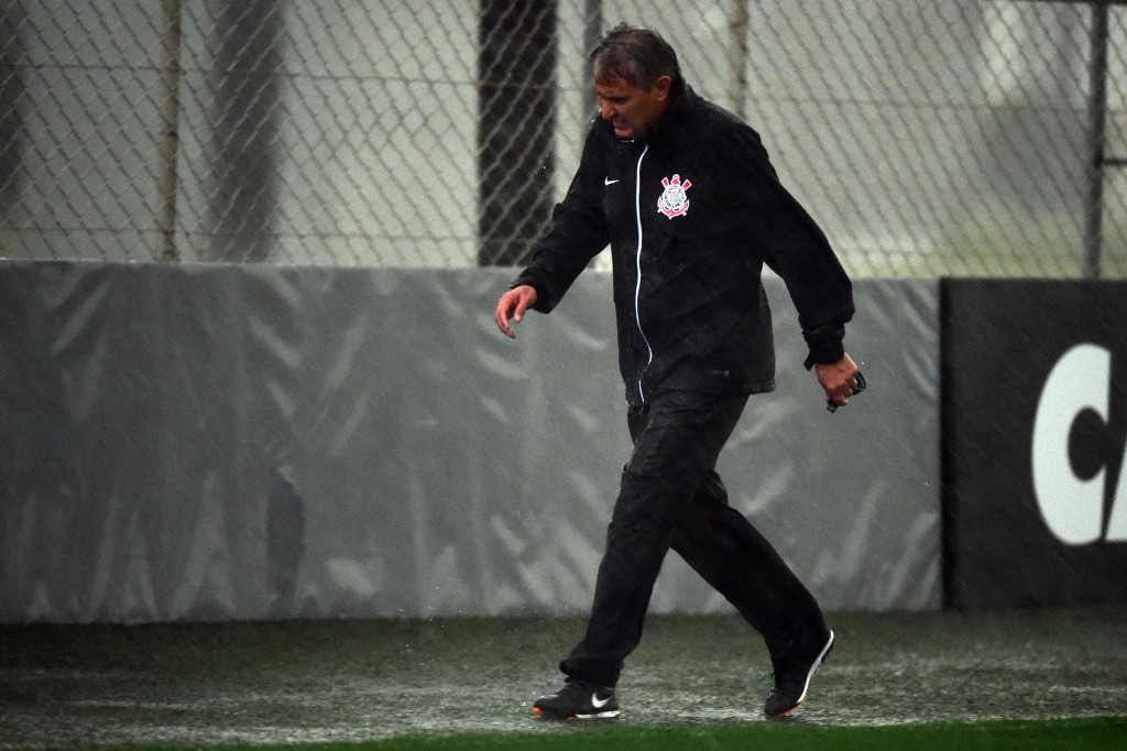 Tite sofreu para comandar os últimos treinos sob chuva forte (foto: Sergio Barzaghi/Gazeta Press)